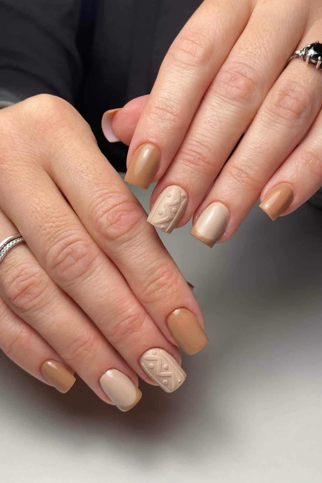Textured 3D Knit Tan and Beige Short Square Nails Textured 3D Knit Tan and Beige Short Square Nails — Classy Tan Nails