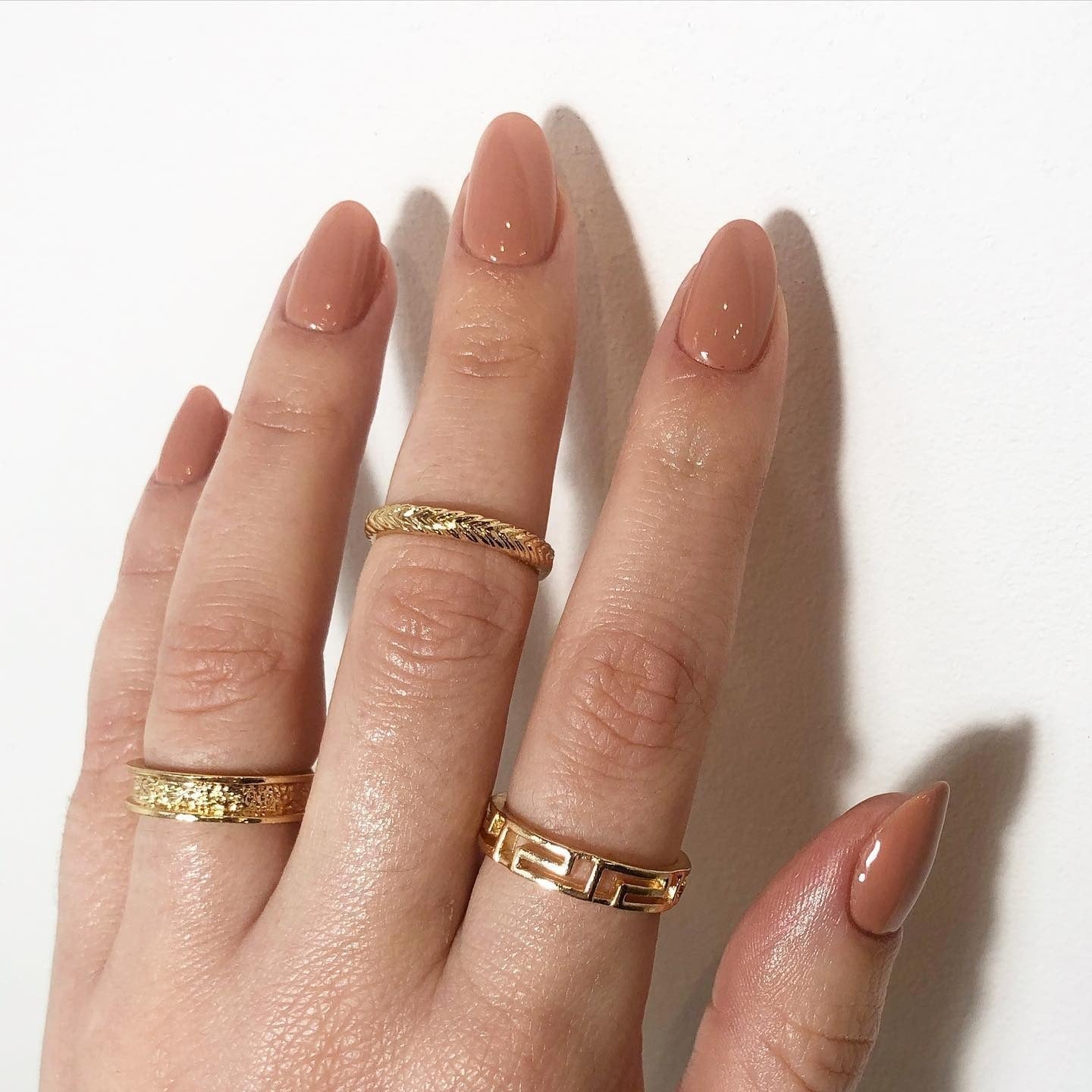 Golden Base Accent Medium Almond Sheer Nude Nails With нюдовая база Golden Base Accent Medium Almond Sheer Nude Nails With нюдовая база — Classy Tan Nails