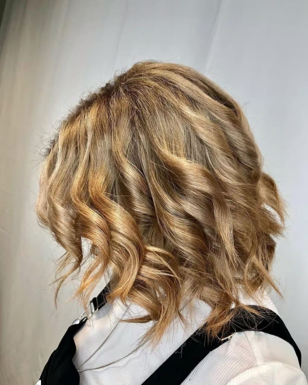 Collarbone Warm Blonde Lob With Defined Waves Collarbone Warm Blonde Lob With Defined Waves — Classy Textured Hair
