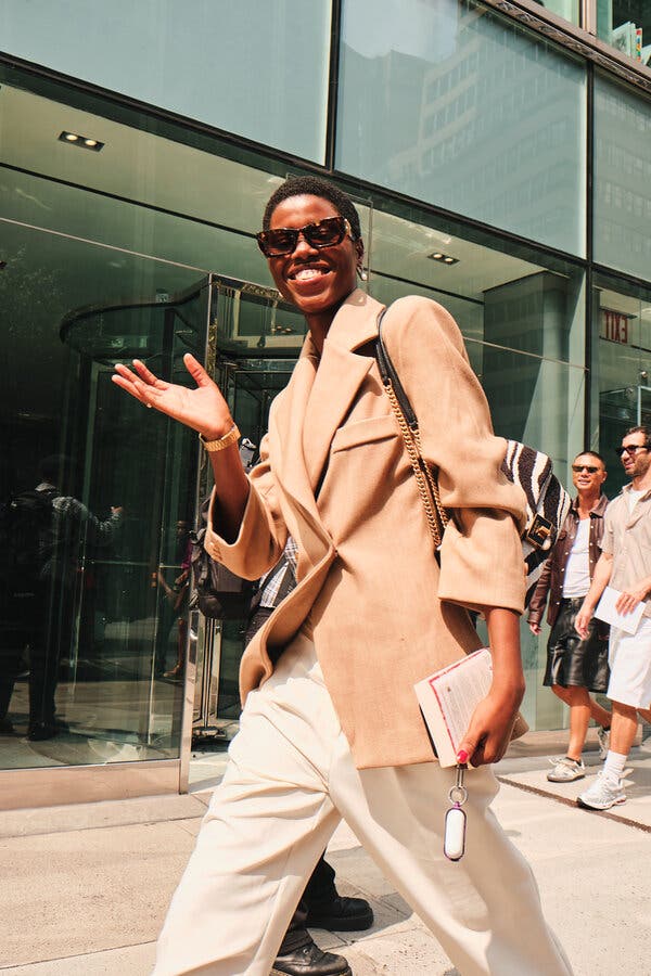 Oversized Beige Blazer Over a Cream Top and Pants Oversized Beige Blazer Over a Cream Top and Pants — Classy Theater Outfits