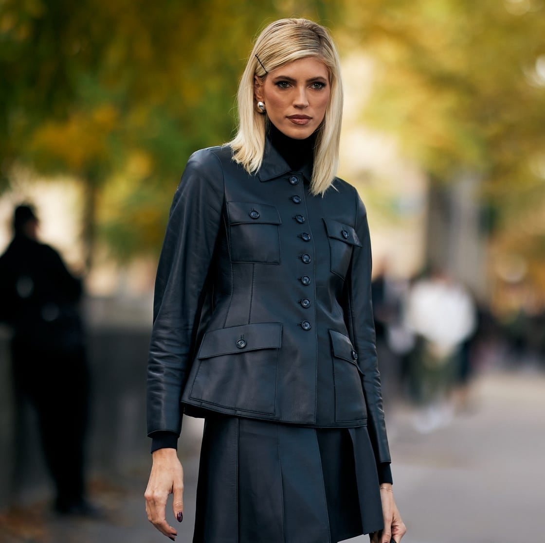 Dark Blonde Layered Bob With Volume, Collarbone Dark Blonde Layered Bob With Volume, Collarbone — Classy Thinning Hair