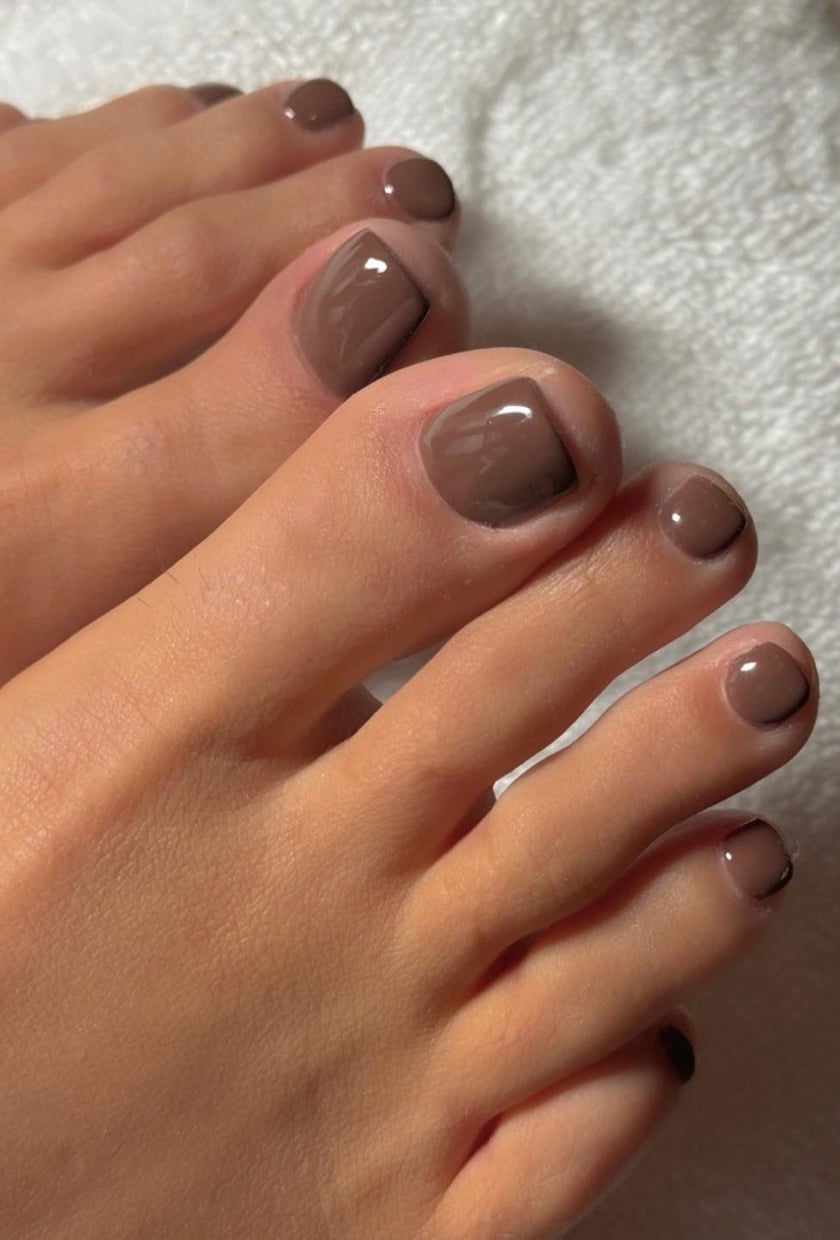 Neutral Nude Medium Brown Glossy Short Square Toenails, квадратная — Classy Toenail Colors