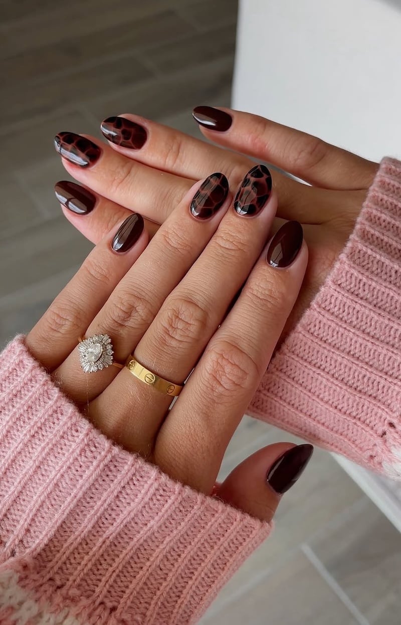 Medium Almond Accent Nails With Tortoise — Classy Tortoise Shell Nails