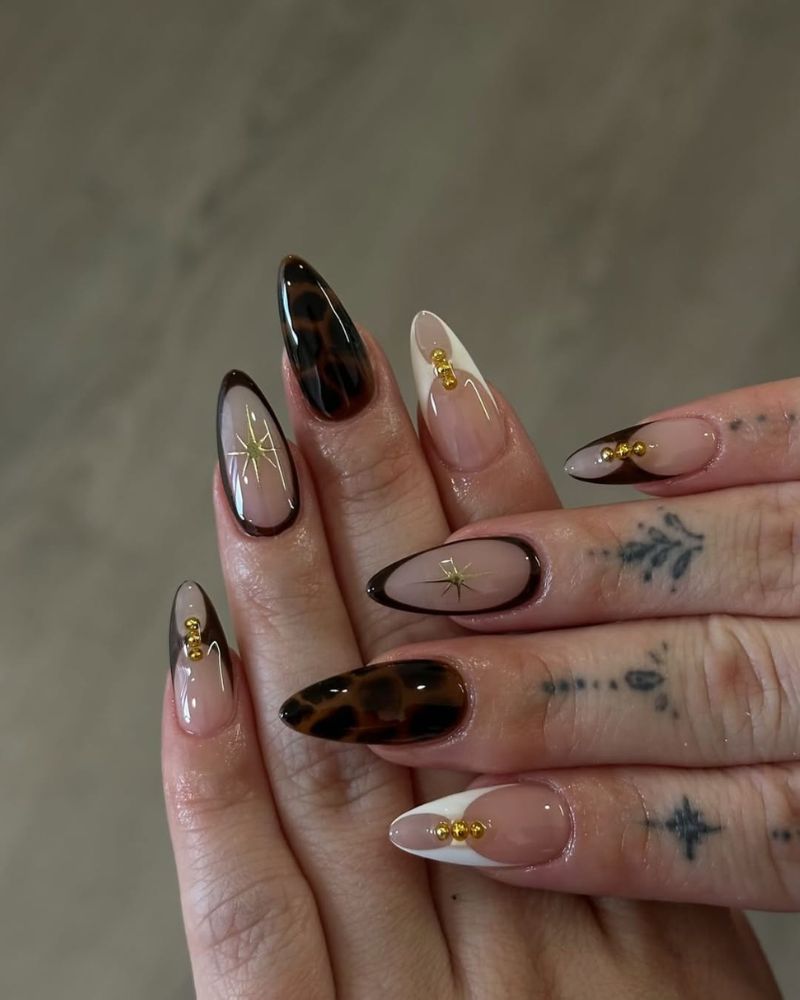 Medium Almond Nails With Tortoise And Gold Accents, миндаль — Classy Tortoise Shell Nails