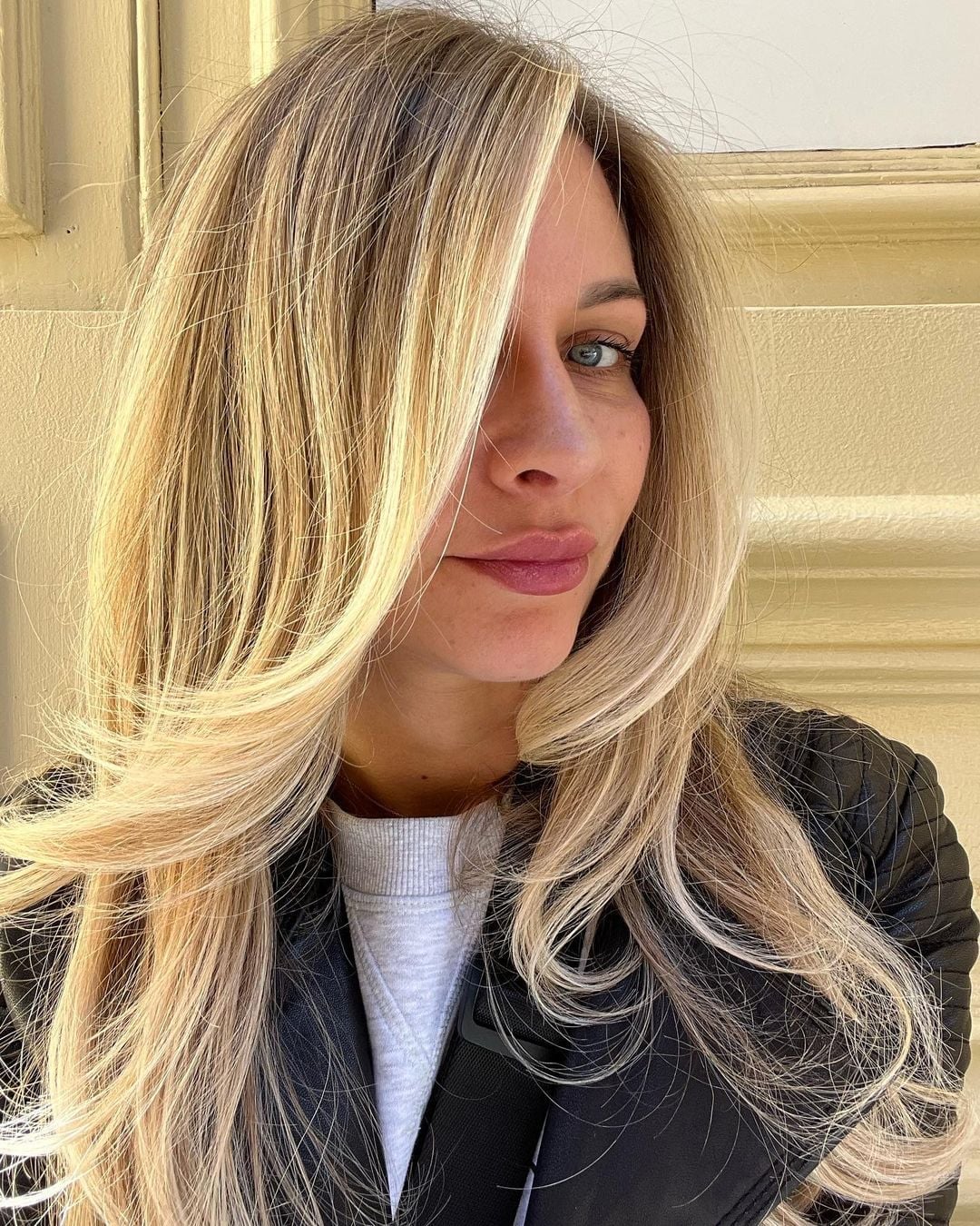 Collarbone Ash Blonde With Face-Framing Layers Collarbone Ash Blonde With Face-Framing Layers — Classy Trending Hairstyle