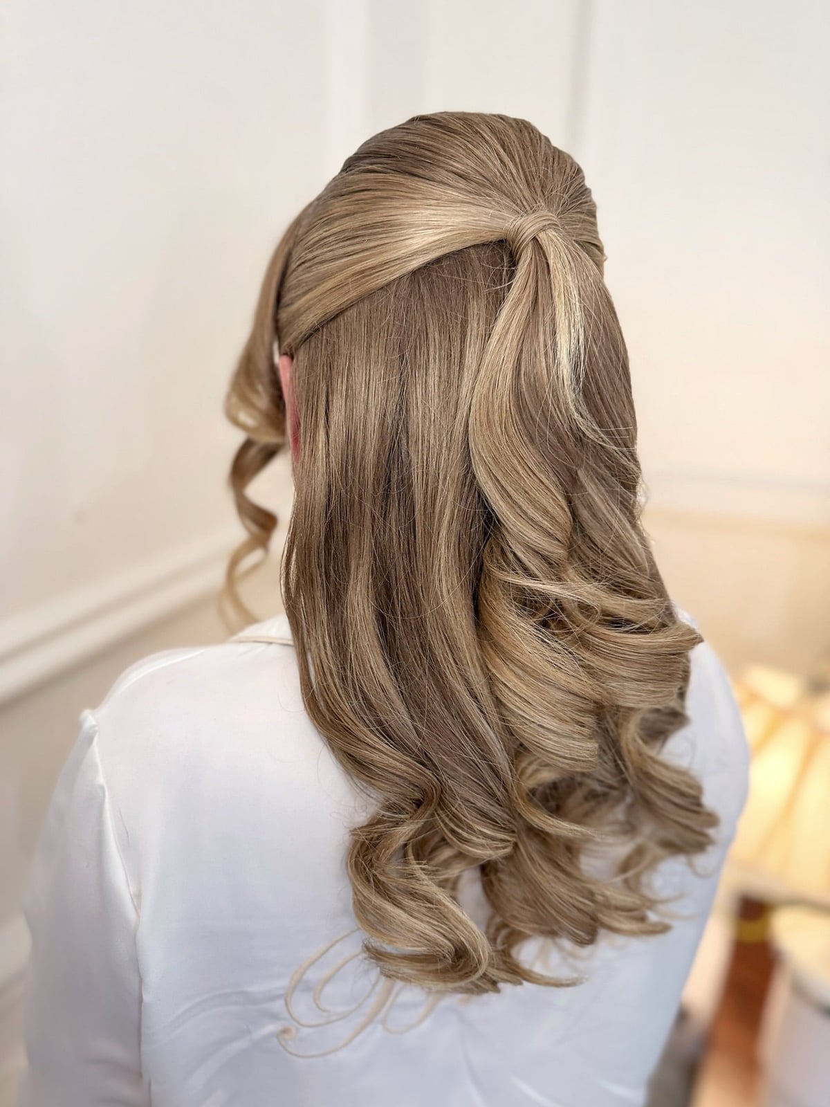 Mid-Back Honey Blonde Half-Up With Curls Mid-Back Honey Blonde Half-Up With Curls — Classy Trending Hairstyle