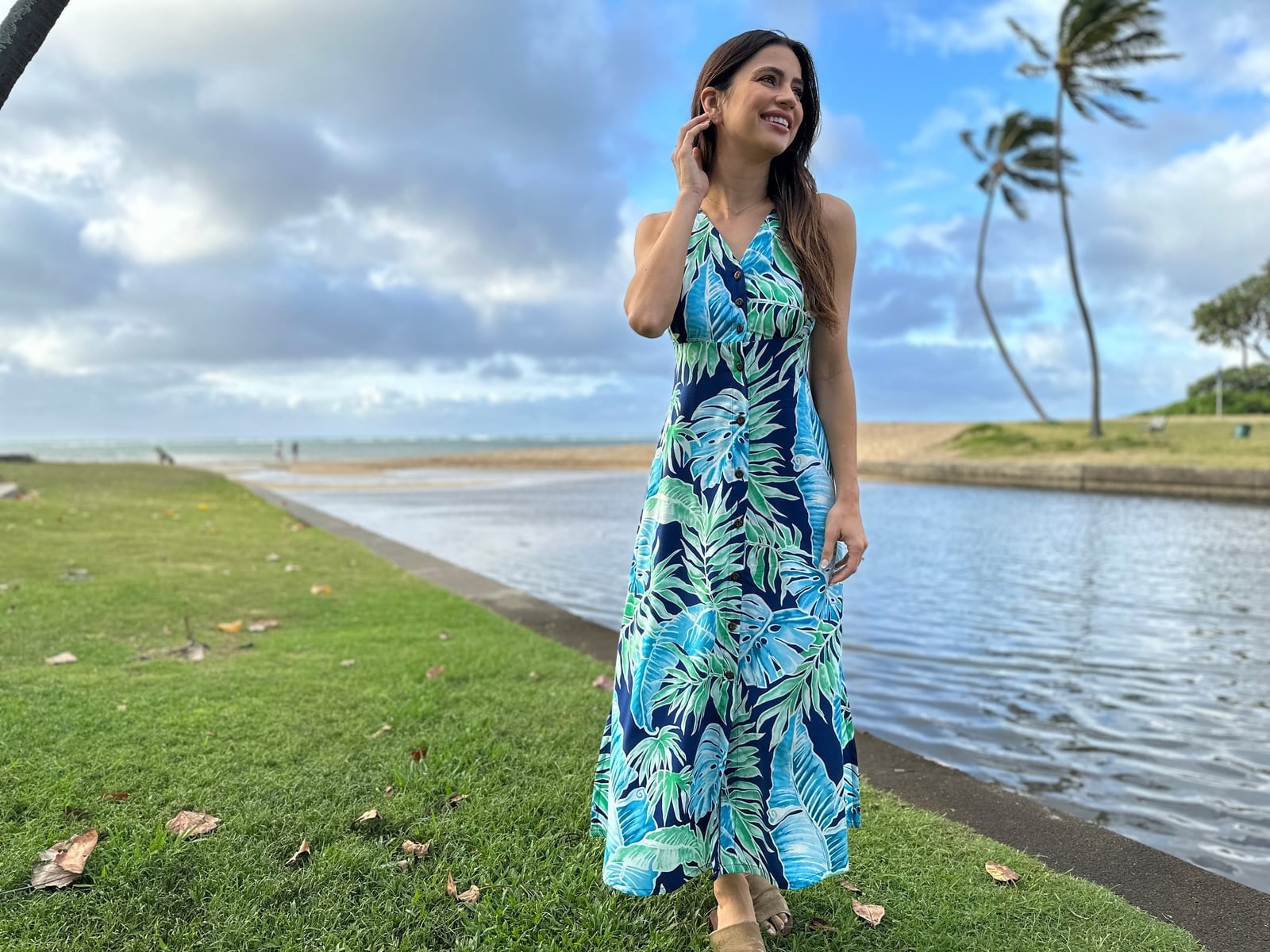 Navy Tropical Leaf Print Maxi Dress for Beach Vacations Navy Tropical Leaf Print Maxi Dress for Beach Vacations — Classy Tropical Outfits