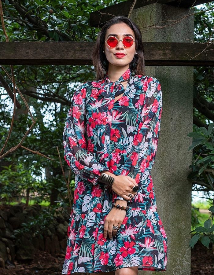 Tropical Floral Chiffon Dress for Evening Out With Large Cuff Bracelet Tropical Floral Chiffon Dress for Evening Out With Large Cuff Bracelet — Classy Tropical Outfits