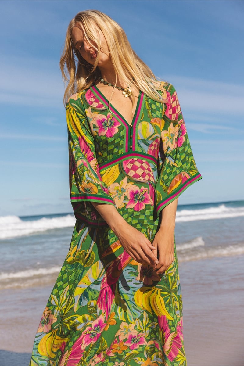 Vibrant Jungle Print Maxi Dress for Island Getaways Vibrant Jungle Print Maxi Dress for Island Getaways — Classy Tropical Outfits