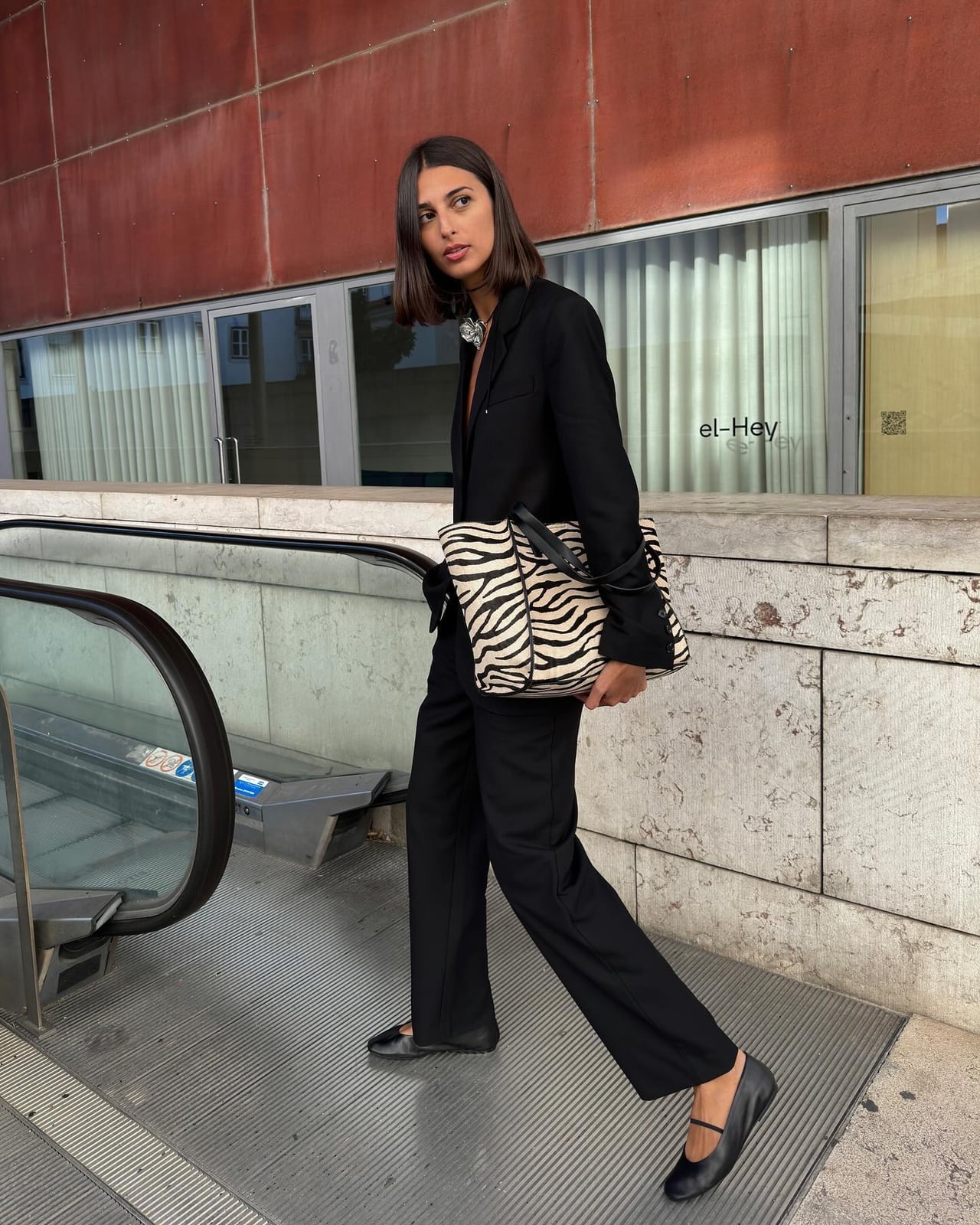 Black Wide-Leg Suit with Statement Necklace and Zebra Print Tote Black Wide-Leg Suit with Statement Necklace and Zebra Print Tote — Classy Trouser Outfits
