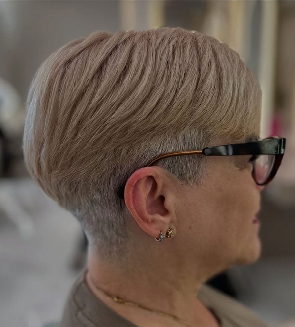 Blonde Pixie With Feathered Texture And Tapered Undercut Blonde Pixie With Feathered Texture And Tapered Undercut — Classy Undercut Pixie
