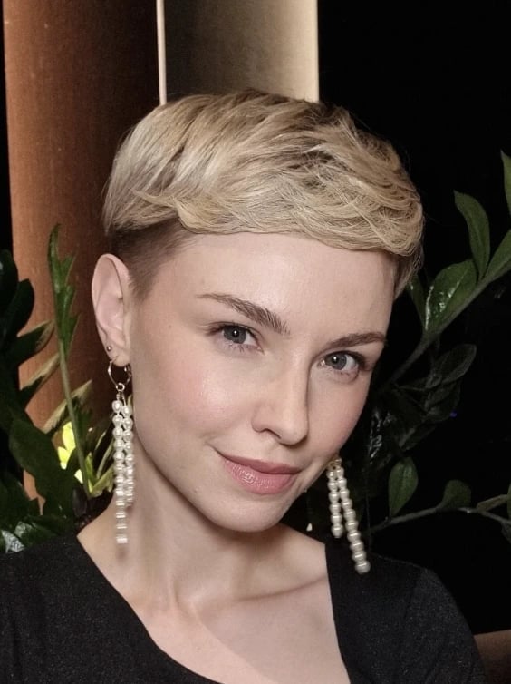 Ash Blonde Pixie With Contrasting Undercut Ash Blonde Pixie With Contrasting Undercut — Classy Undercut Pixie