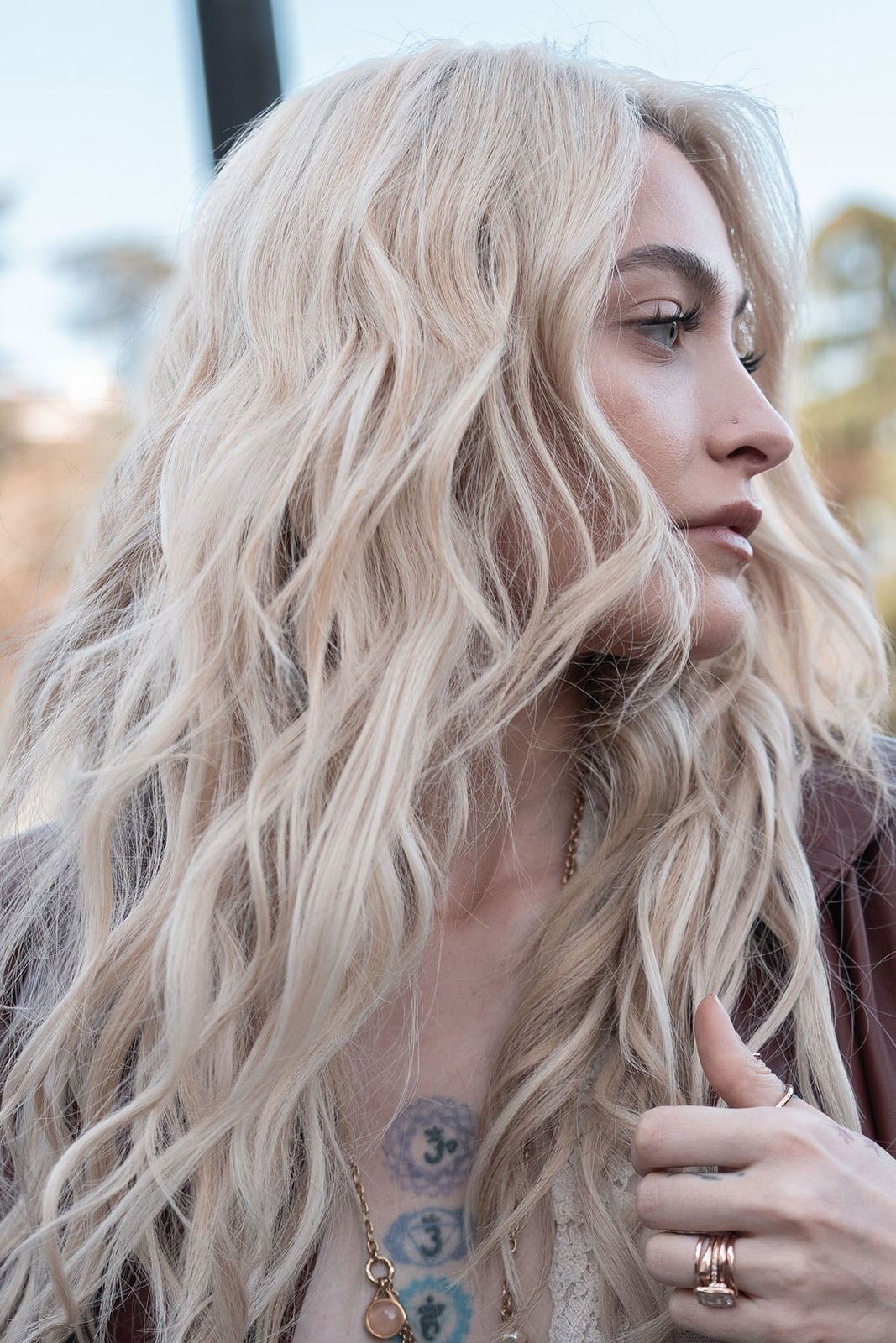 Mid-Back Vanilla Blonde With Face-Framing Layers, Close-Up Take Mid-Back Vanilla Blonde With Face-Framing Layers, Close-Up Take — Classy Vanilla Blonde