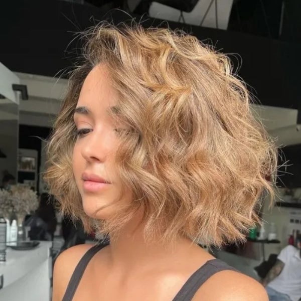 Collarbone Blonde Highlights With Face-Framing Layers — Classy Wavy Hair Hairstyles