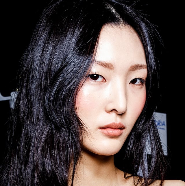 Collarbone Black Waves Air Dried With Face-Framing Layers — Classy Wavy Hair Hairstyles