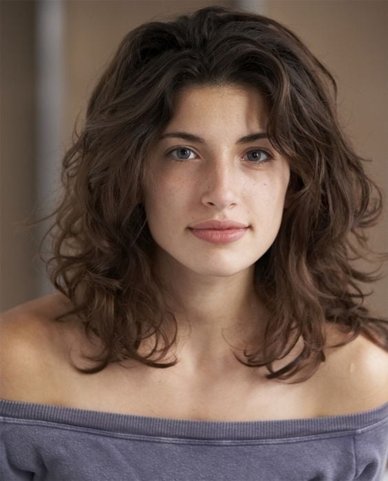 Collarbone Dark Brown Waves With Curtain Bangs — Classy Wavy Hair Hairstyles