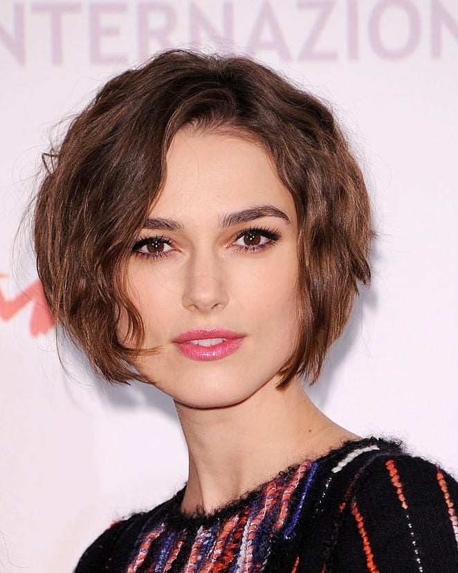 Chin Length Bob With Side-Swept Bangs — Classy Wavy Hair Hairstyles