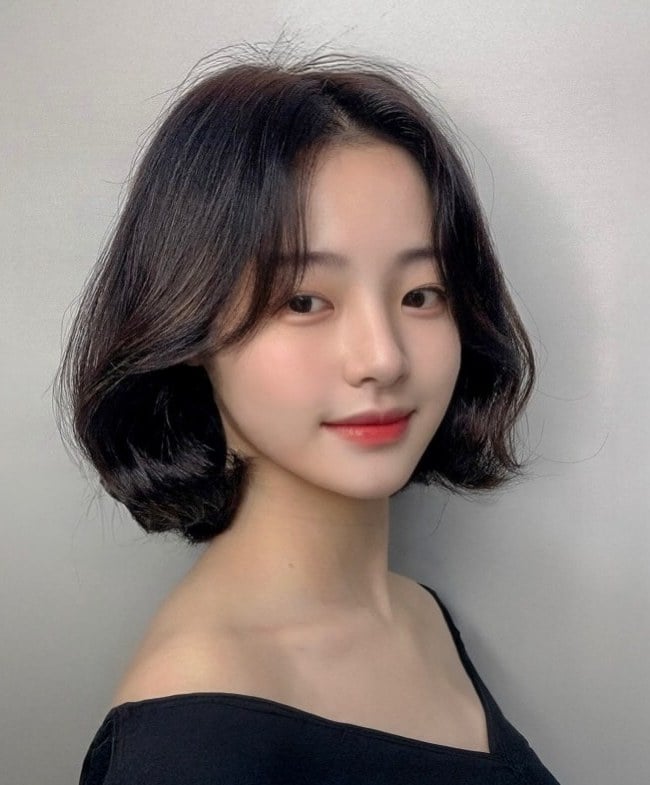 Chin Length Wavy Bob With Side-Swept Bangs Chin Length Wavy Bob With Side-Swept Bangs — Classy Wavy Haircuts