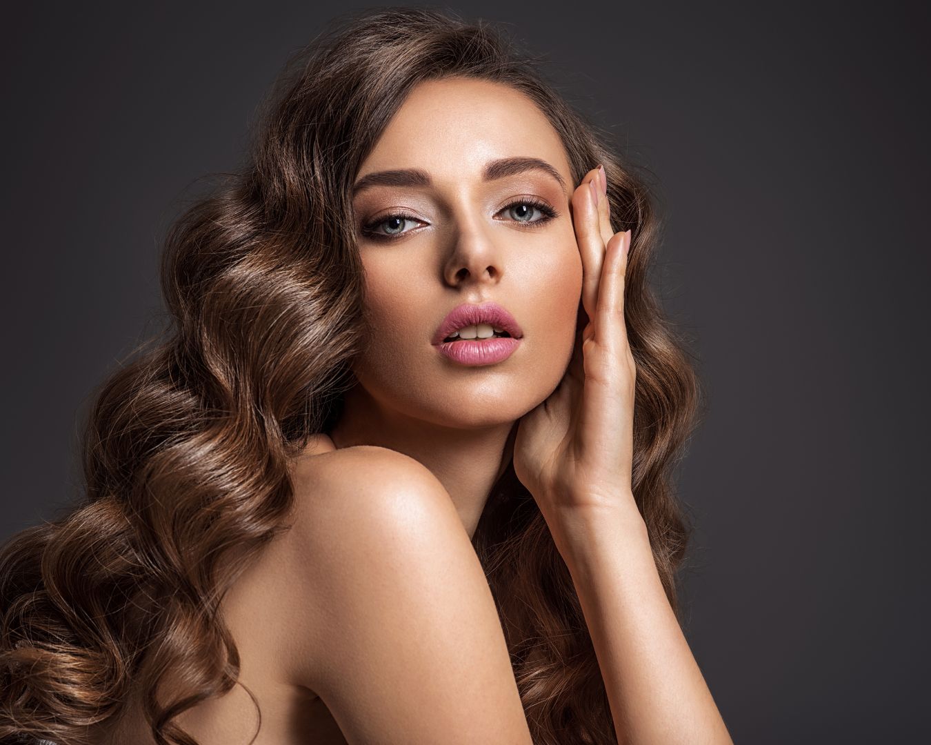 Voluminous Mid-Back Waves With Face-Framing Layers Voluminous Mid-Back Waves With Face-Framing Layers — Classy Wavy Haircuts