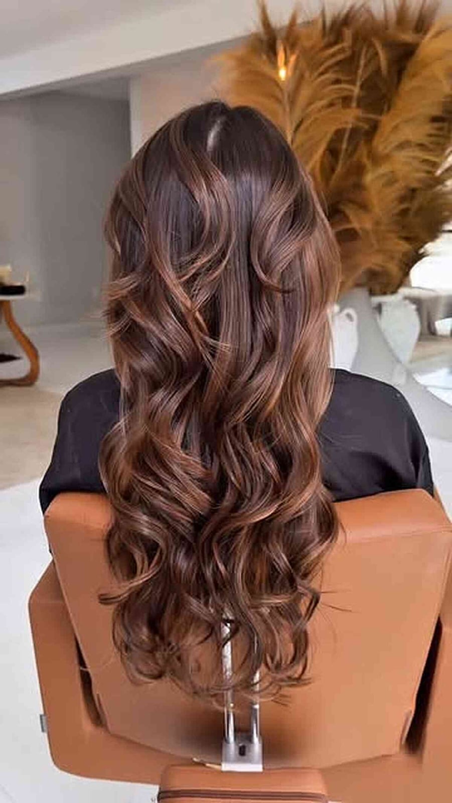 Flowing Mid-Back Waves With Subtle Highlights Flowing Mid-Back Waves With Subtle Highlights — Classy Wavy Haircuts