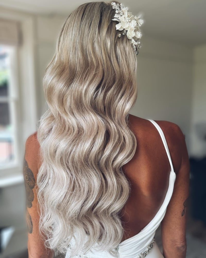 Mid-Back Loose Ash Blonde Waves Mid-Back Loose Ash Blonde Waves — Classy Wavy Hairstyles