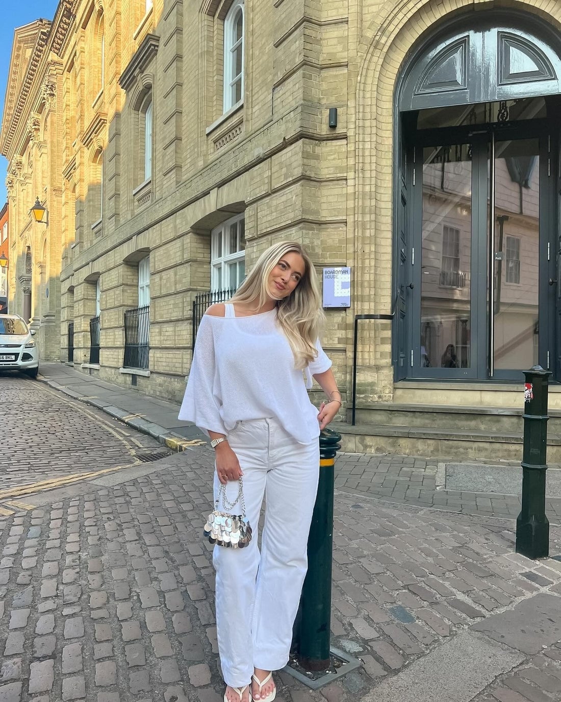 Asymmetrical White Knit Top With White Trousers Asymmetrical White Knit Top With White Trousers — Classy White Top Outfits