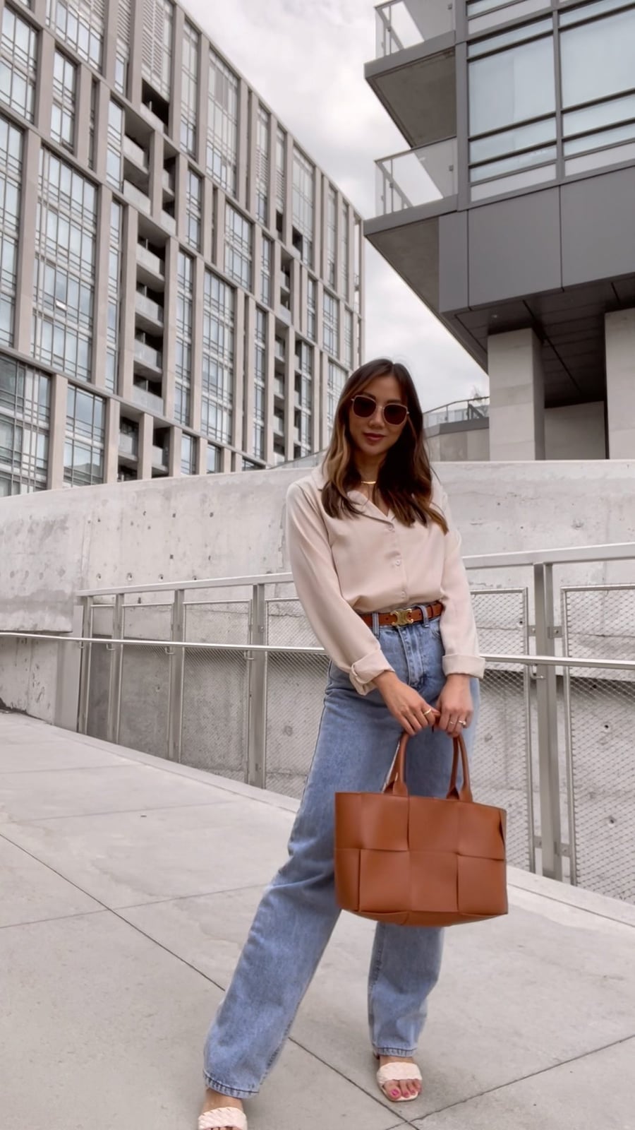Light Wash Wide Leg Jeans with Collared Blouse and Woven Sandals Light Wash Wide Leg Jeans with Collared Blouse and Woven Sandals — Classy Wide Leg Jeans Outfits