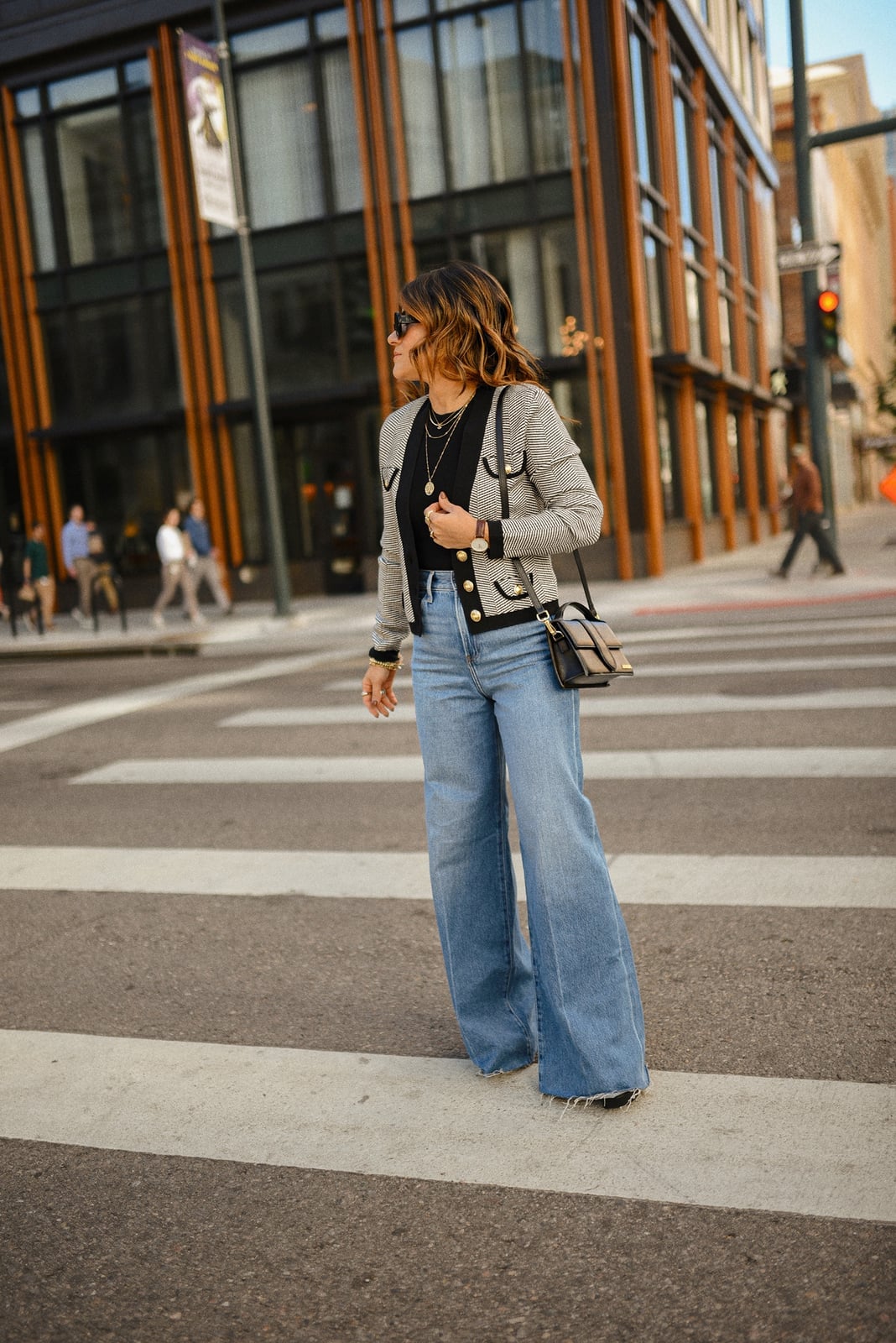 Light Wash Wide Leg Jeans with Tweed Jacket and Black Loafers Light Wash Wide Leg Jeans with Tweed Jacket and Black Loafers — Classy Wide Leg Jeans Outfits