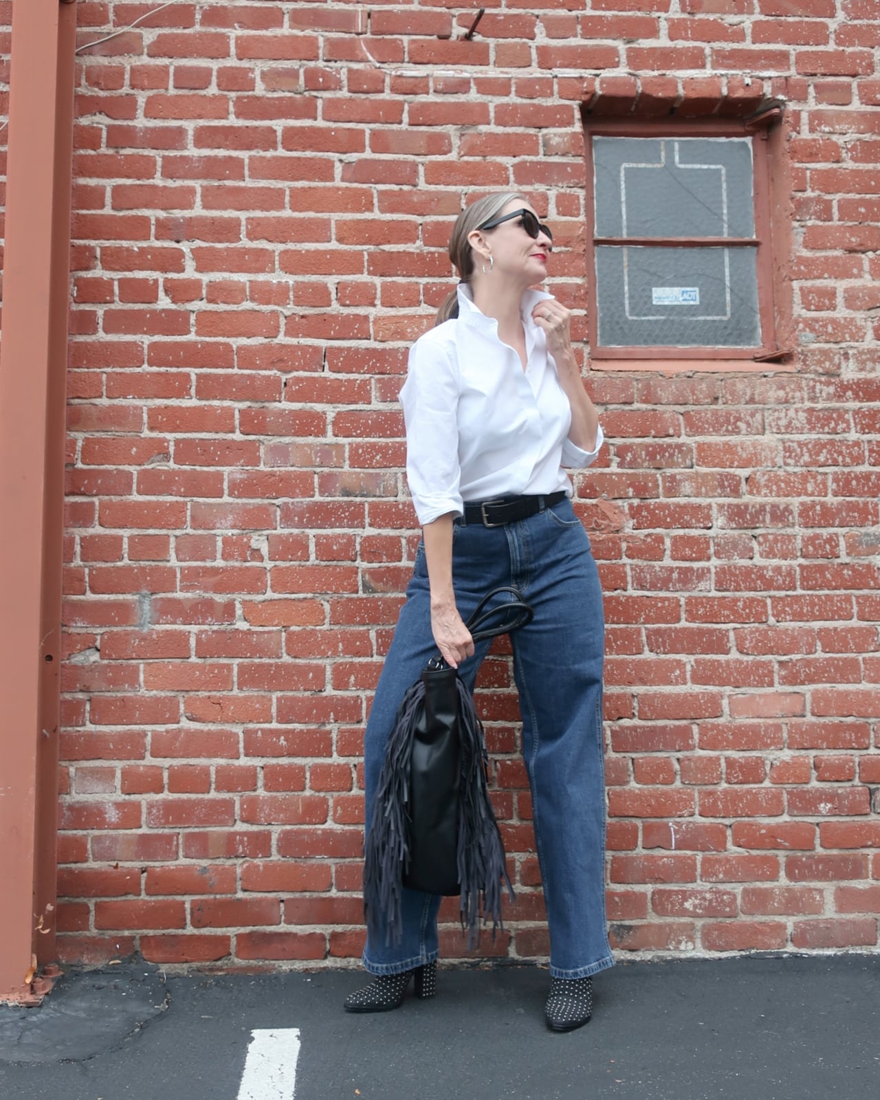 Dark Wash Wide Leg Jeans with White Button-Down Shirt Dark Wash Wide Leg Jeans with White Button-Down Shirt — Classy Wide Leg Jeans Outfits