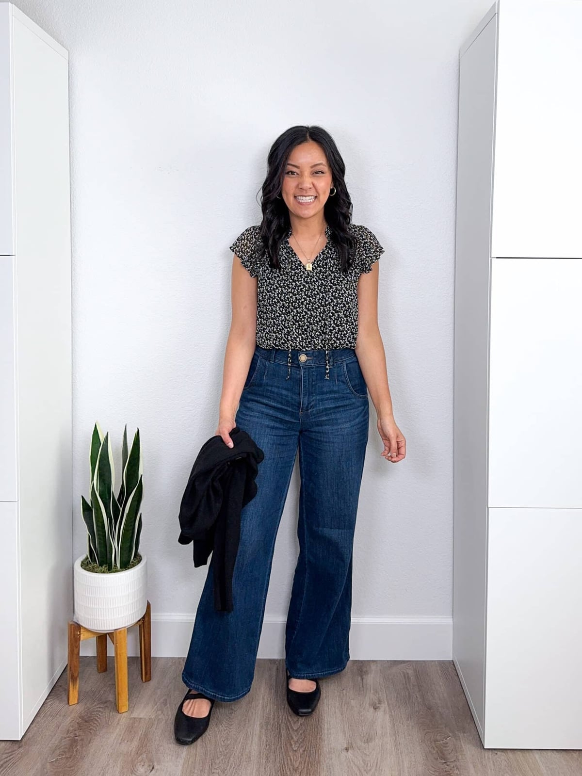 Dark Wash Wide Leg Jeans with Floral Blouse and Black Ballet Flats Dark Wash Wide Leg Jeans with Floral Blouse and Black Ballet Flats — Classy Wide Leg Jeans Outfits