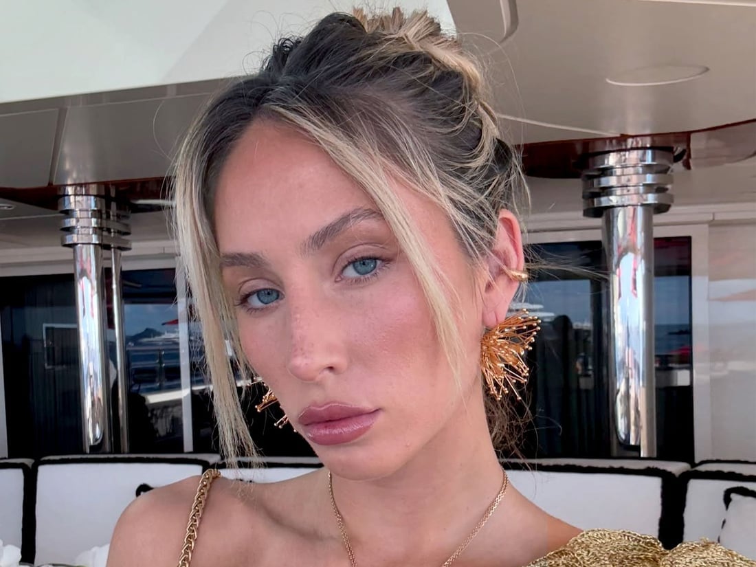 Collarbone Wavy Messy Updo With Loose Tendrils Collarbone Wavy Messy Updo With Loose Tendrils — Classy Y2K Updo