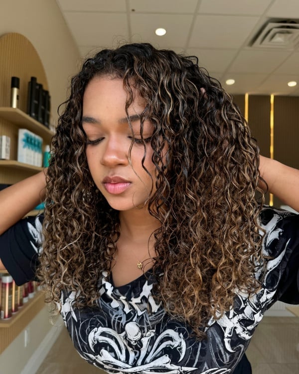 Collarbone Wavy Hair With Caramel Highlights Collarbone Wavy Hair With Caramel Highlights — Curly Hair Color Inspiration