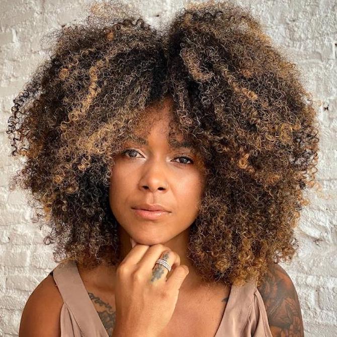 Collarbone Dark Brown With Caramel Balayage Collarbone Dark Brown With Caramel Balayage — Curly Hair Color Inspiration