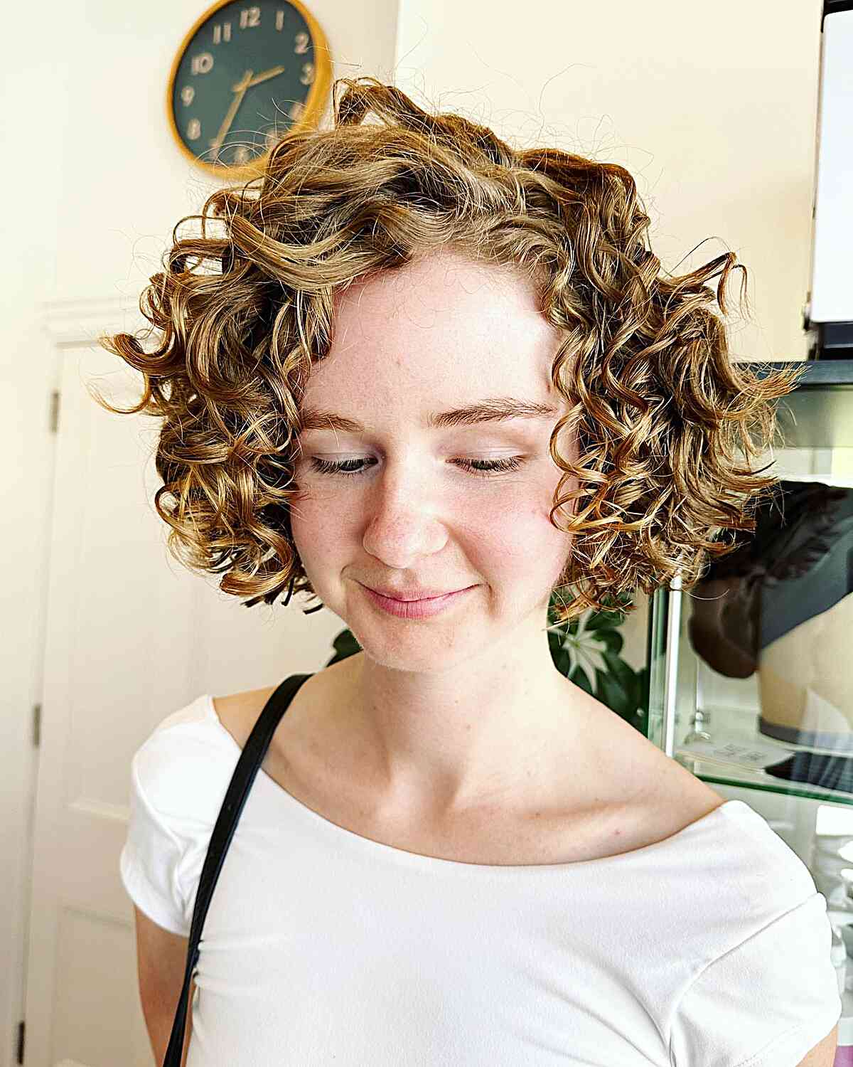 Short Ear-Length Bob With Golden Blonde Curls Short Ear-Length Bob With Golden Blonde Curls — Curly Hair Color Inspiration