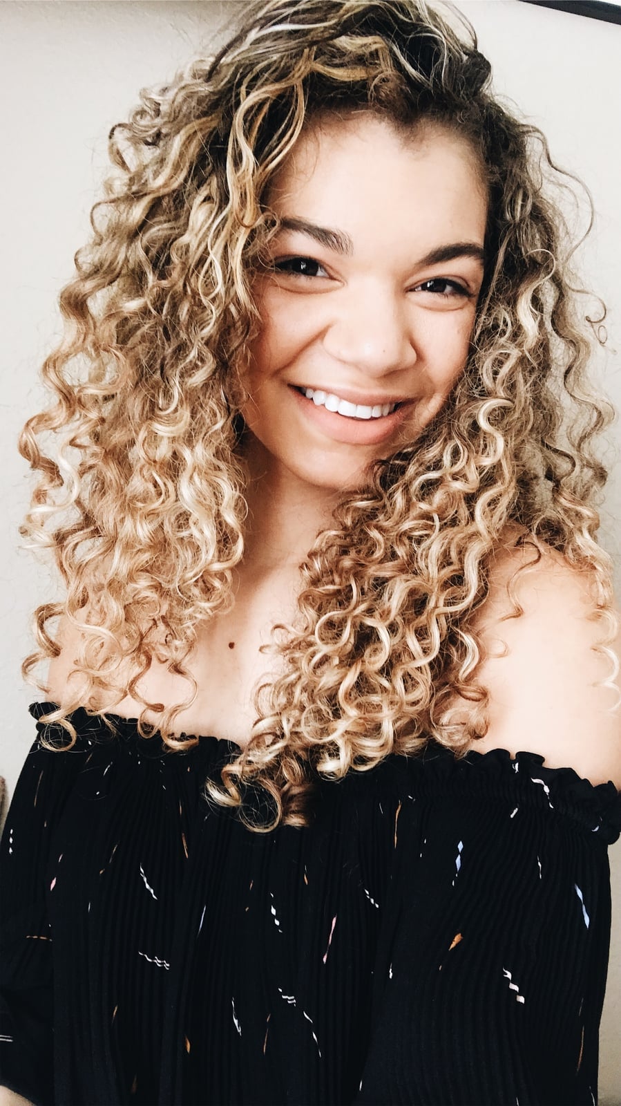 Blonde Shoulder Curly Hair With Layers Blonde Shoulder Curly Hair With Layers — Curly Hair Down Ideas