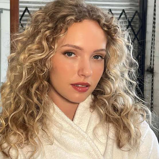 Collarbone Blonde Curly Hair Layers Collarbone Blonde Curly Hair Layers — Curly Hair Down Ideas