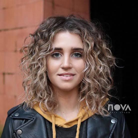 Shoulder Length Blonde Curly Hair Root Shadow Shoulder Length Blonde Curly Hair Root Shadow — Curly Hair Down Ideas