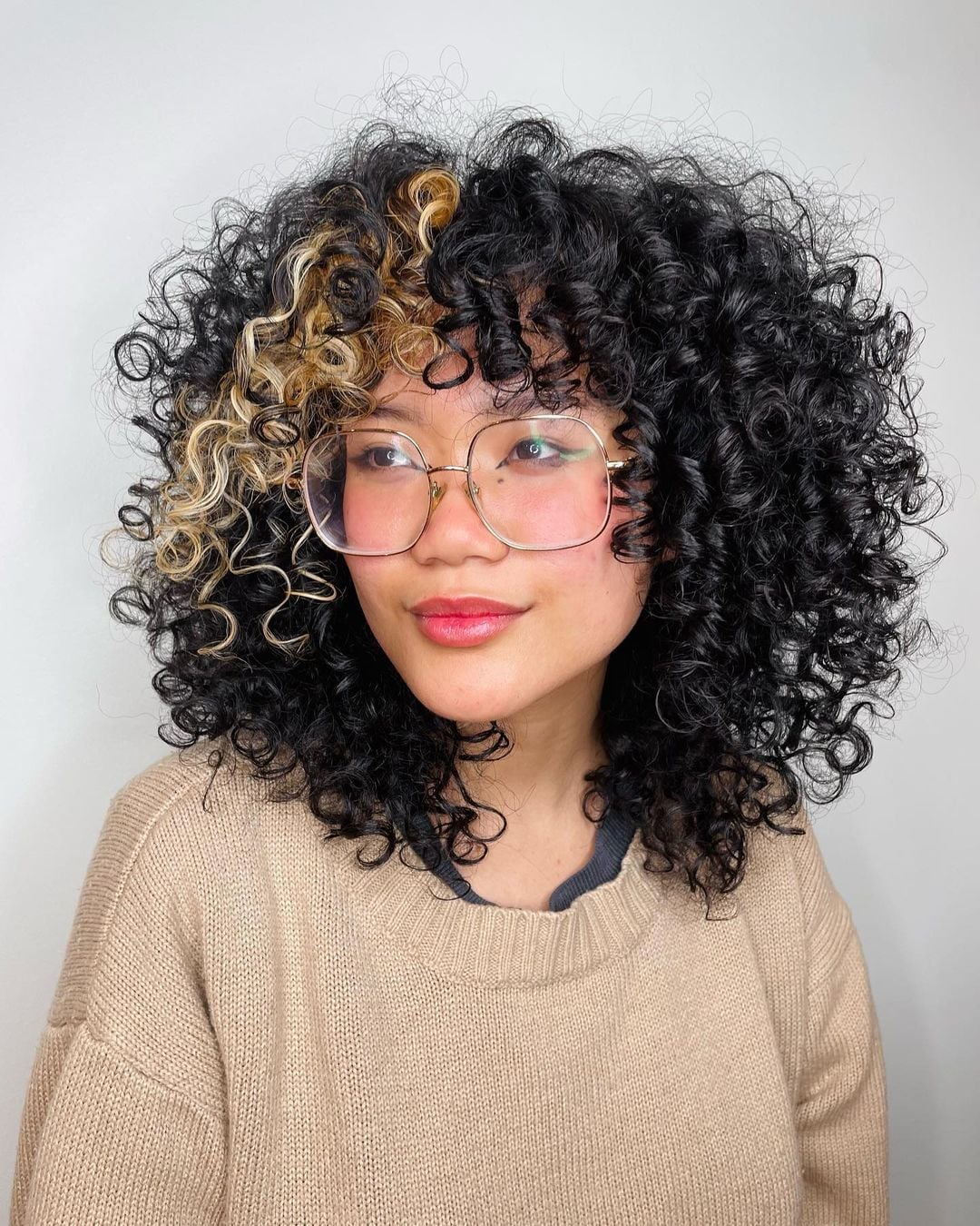 Chin Length Black Bob With Blonde Money Piece Chin Length Black Bob With Blonde Money Piece — Curly Hair Dye Styles