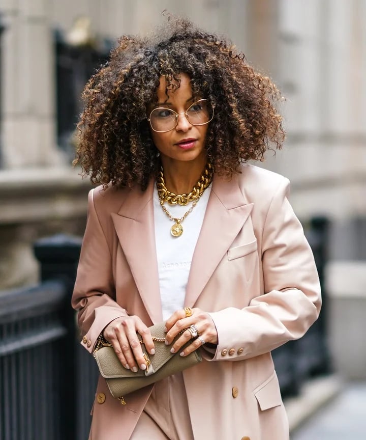 Mid-Back Medium Brown With Pintura Highlights Mid-Back Medium Brown With Pintura Highlights — Curly Hair Dye Styles