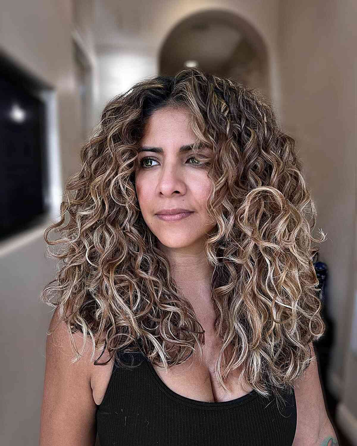 Collarbone Dark Blonde Balayage With Curtain Bangs Collarbone Dark Blonde Balayage With Curtain Bangs — Curly Hair Dye Styles