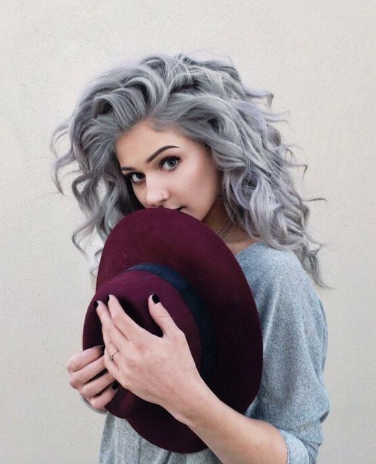 Shoulder Ash Grey Wavy Hair Shoulder Ash Grey Wavy Hair — Curly Hair Dye Styles