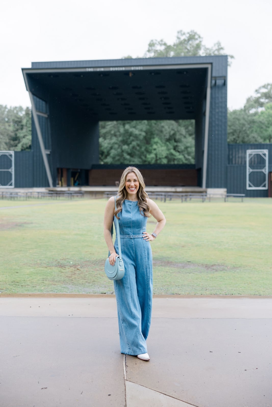 Denim Jumpsuit and Sneakers Concert Look Denim Jumpsuit and Sneakers Concert Look — Cute Concert Outfit Inspo