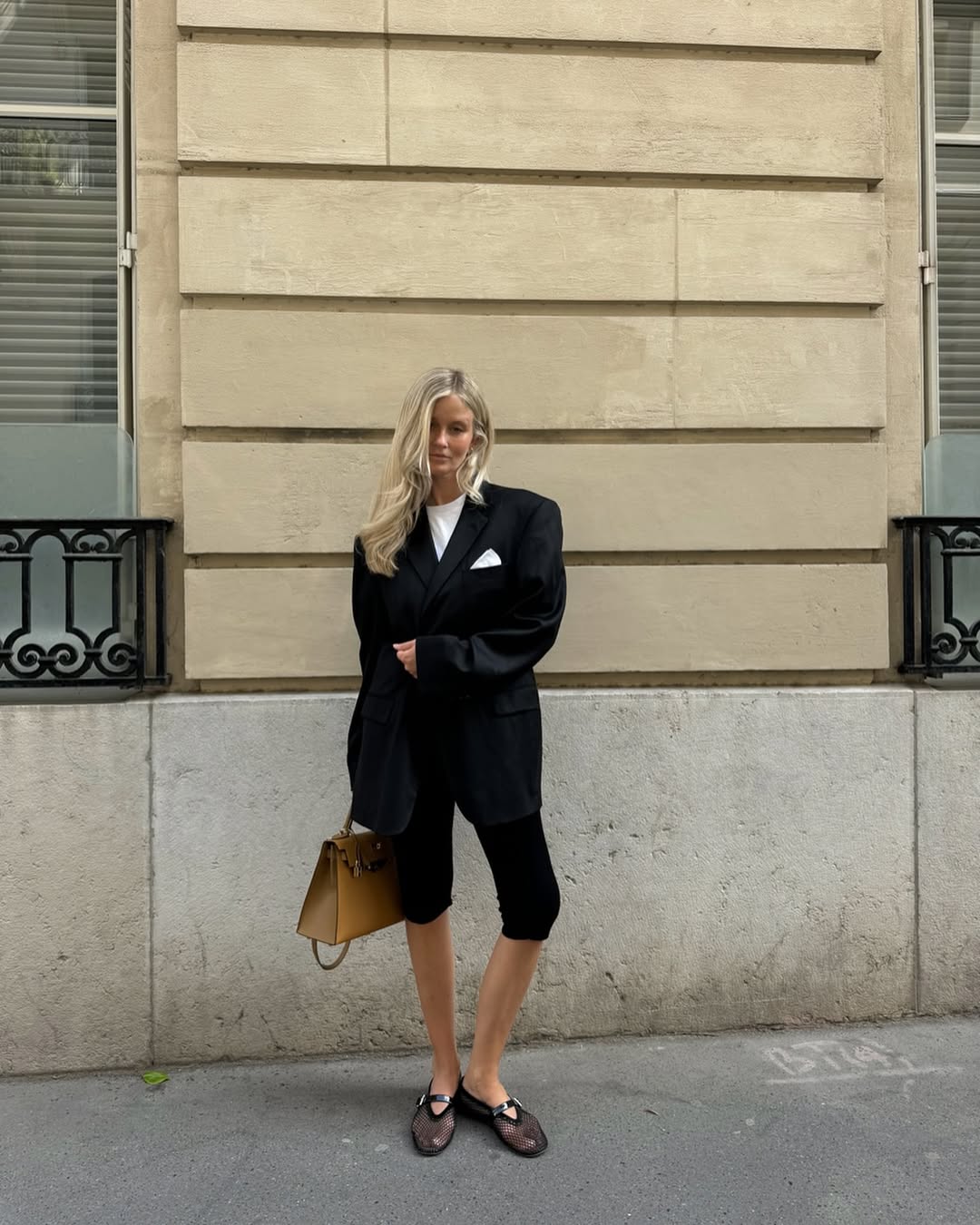 Oversized Blazer Over T-shirt With Bike Shorts Oversized Blazer Over T-shirt With Bike Shorts — Cute Dinner Outfit Inspo