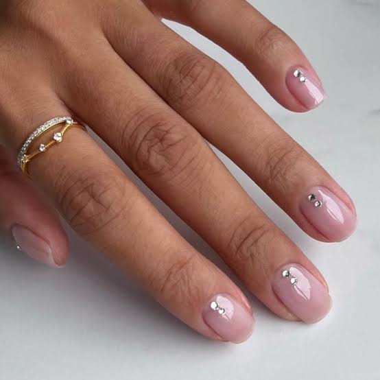 Short Oval Dusty Rose Rhinestone Nails — Cute Elegant Nails