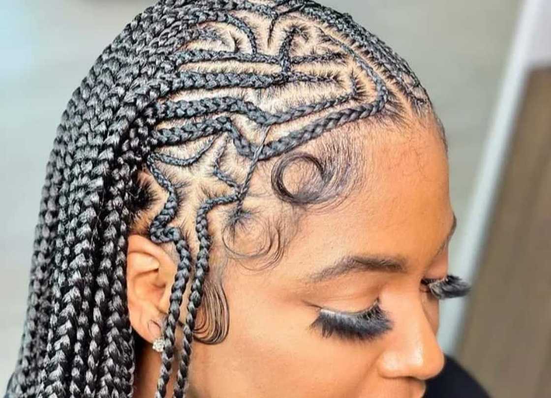 Mid-Back Fulani Braids with Geometric Pattern and Loose Waves Mid-Back Fulani Braids with Geometric Pattern and Loose Waves — Cute Fulani Braids