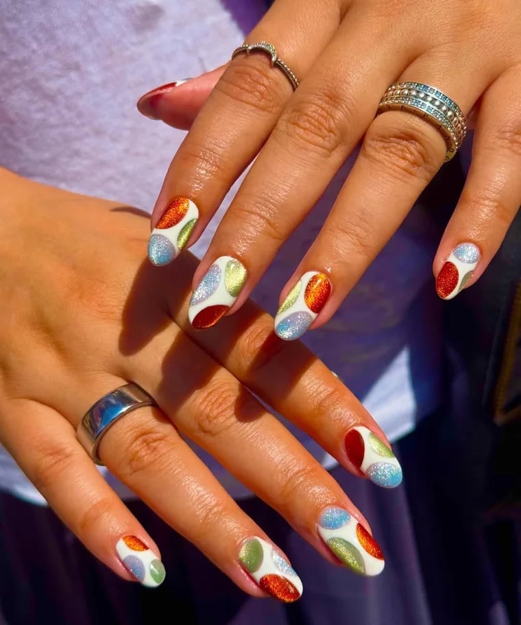 Medium Almond White Abstract Shape Nails Medium Almond White Abstract Shape Nails — Cute Gel Nails