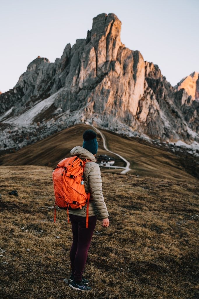 Beige Puffer Jacket With Orange Backpack — Cute Hiking Outfit Inspo