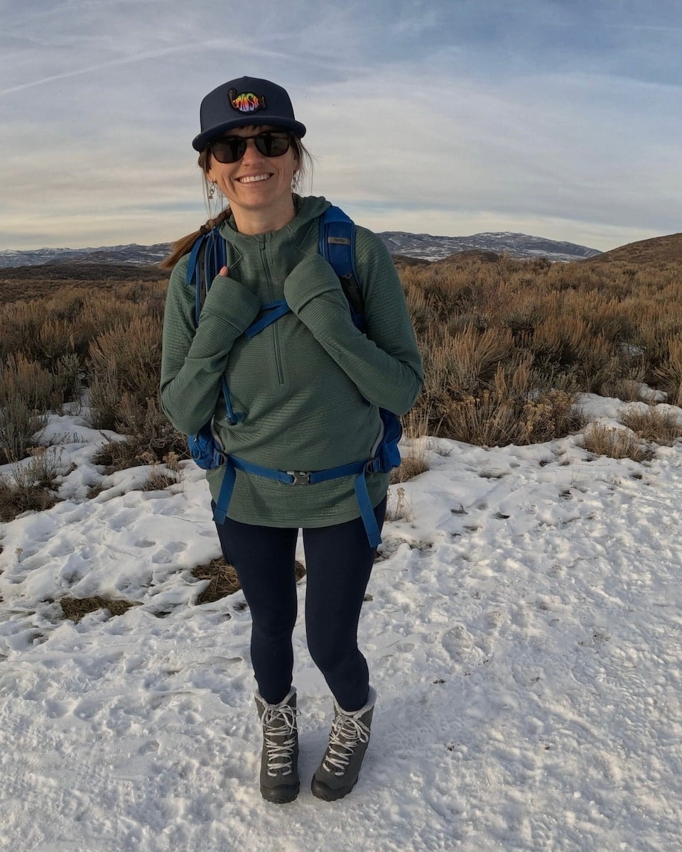 Green Fleece Over Navy Leggings For Winter Hike — Cute Hiking Outfit Inspo