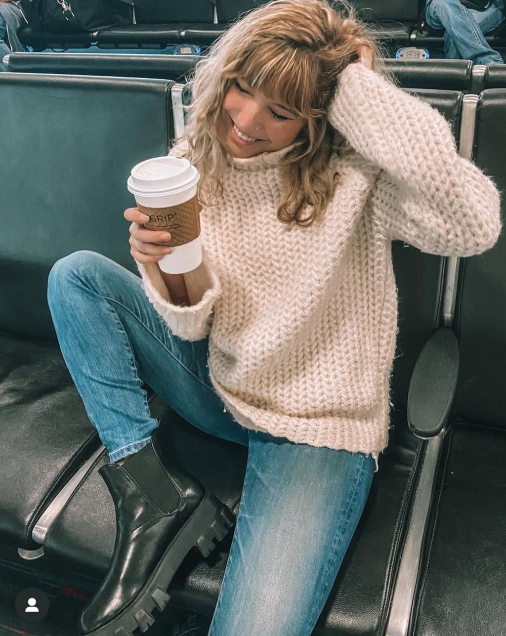 Light Wash Straight Leg Jeans with a Cream Chunky Knit Sweater — Cute Jeans Outfit Inspo