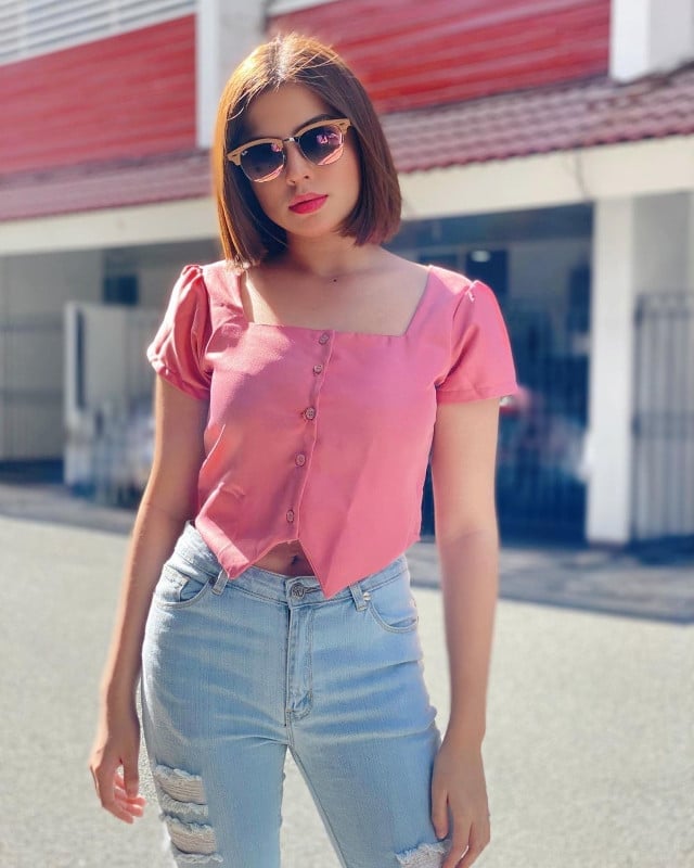 Light Blue Distressed Skinny Jeans with a Pink Puff-Sleeve Top — Cute Jeans Outfit Inspo